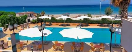 Relax&Spiaggia: accesso piscina per 2 ore + massaggio relax 1 ora + postazione in spiaggia con sdraio e ombrellone per l'intera giornata